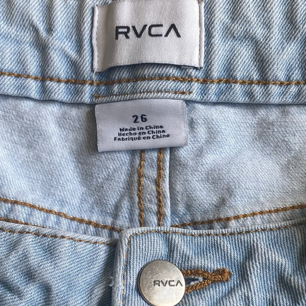 RVCA boyfriend jean shorts light wash denim button fly 26